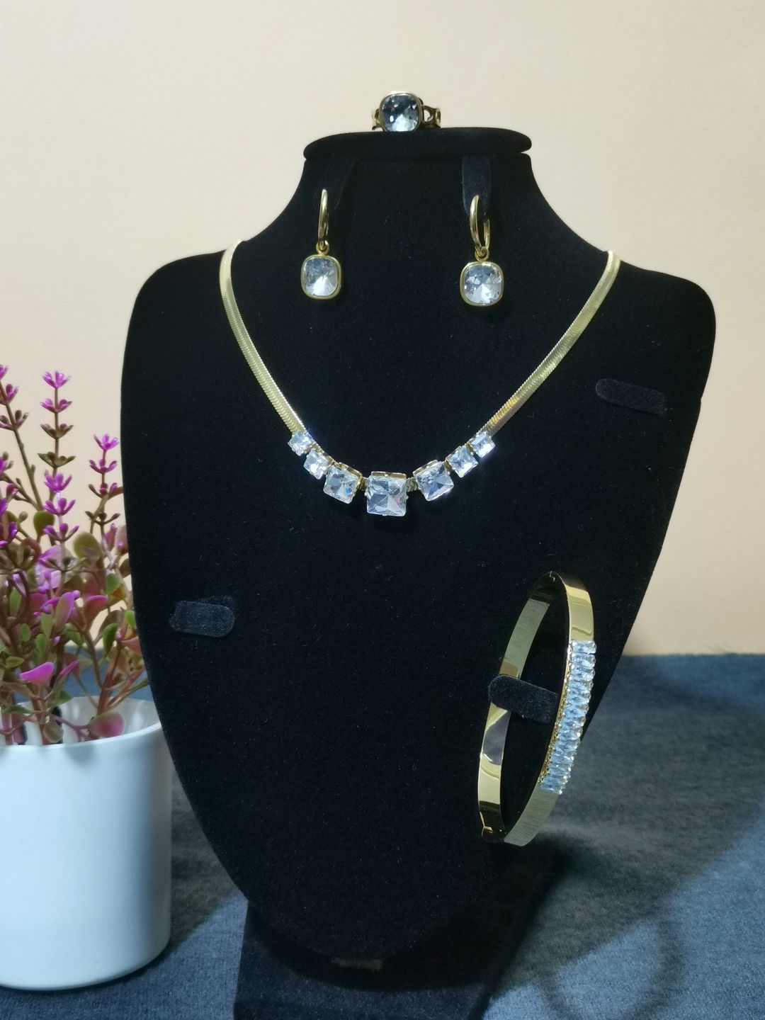 Ensemble de bijoux avec collier clouté, boucles d'oreilles, bague et bracelet pour femmes et filles