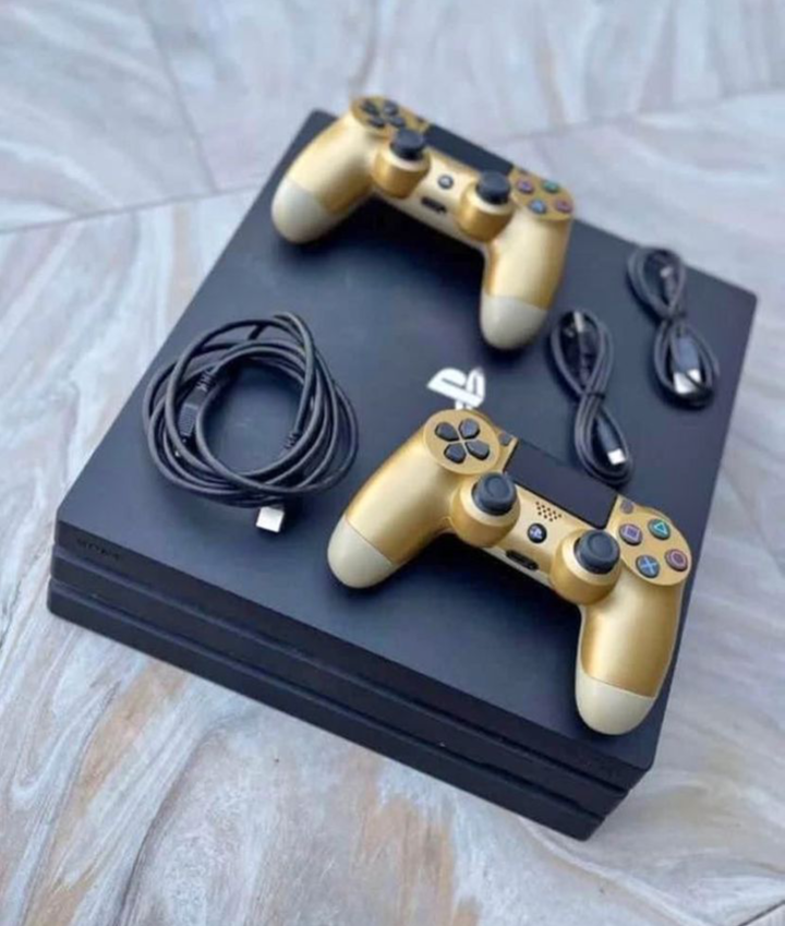 PS4 NEUF SCELLÉ AVEC 2 MANETTE ET 4CD