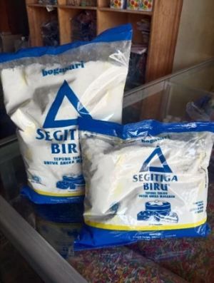 Tepung terigu Segitiga biru 500 & 1000 gram