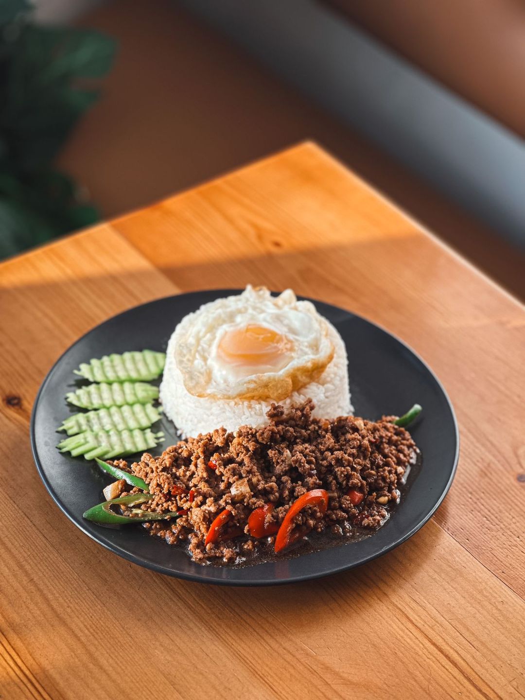 Kapao Beef w/rice topped egg กะเพราเนื้อสับไข่ดาวราดข้าว 