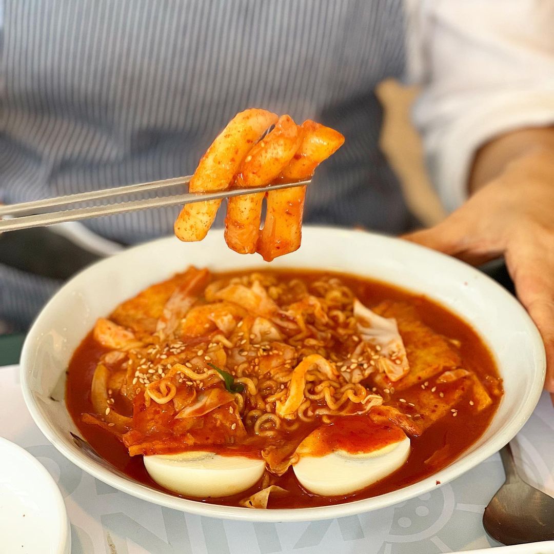 Ramyon Tteokbokki w/Gochujang sauce รามยอนต๊ช็อกบ๊อกกี้ 