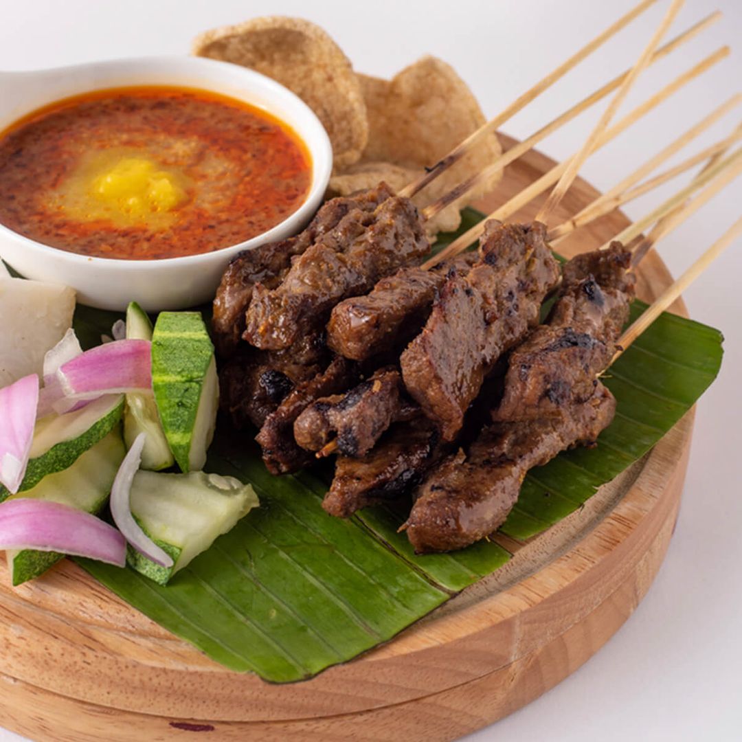 Beef satay with Thai peanut sauce สเต๊ะเนื้อย่าง