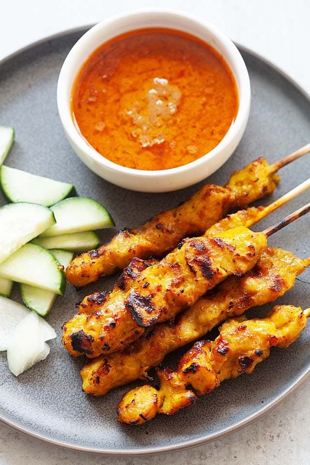 Chicken satay with Thai peanut sauce สเต๊ะไก่ย่าง 