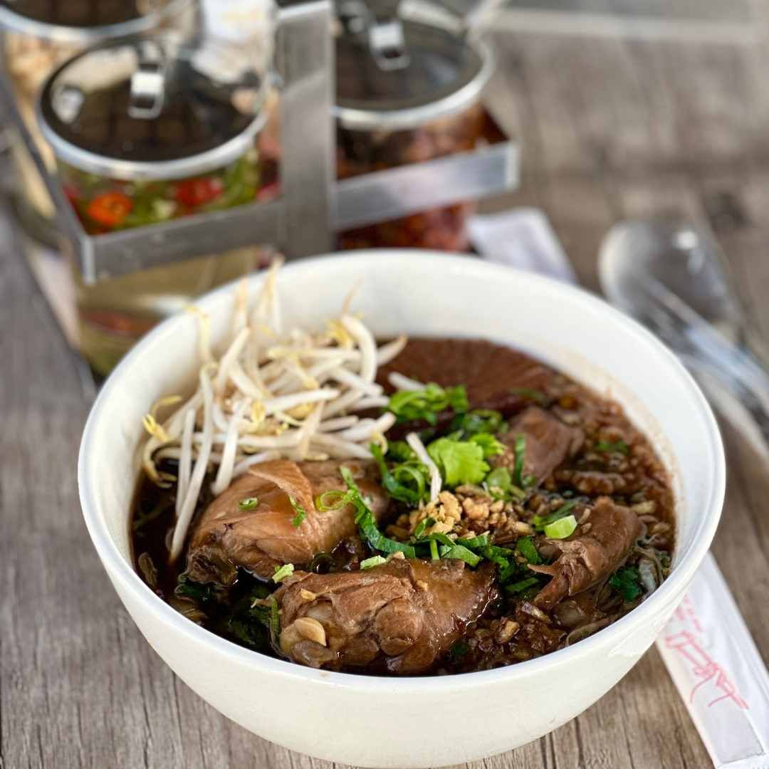 Braised Chicken noodle soup  ก๋วยเตี๋ยวไก่ตุ๋น 