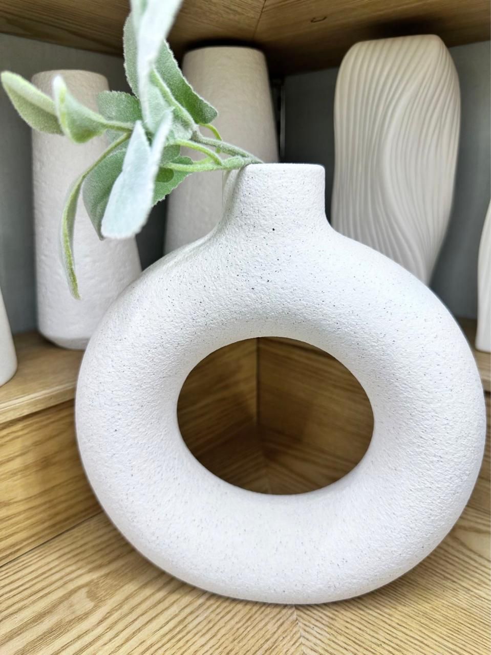 Vase Doughnut available 
