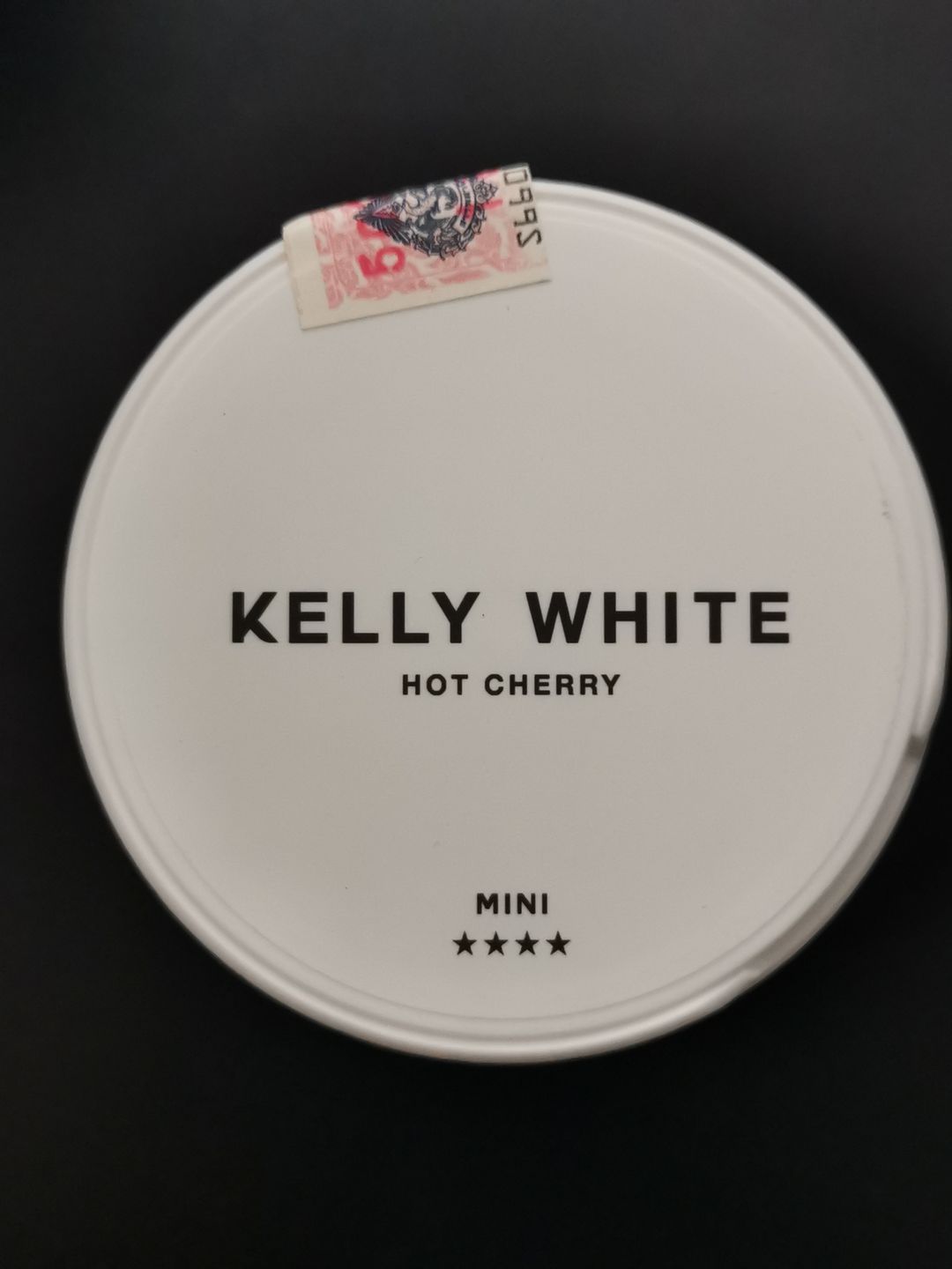 KELLY WHITE HOT CHERRY ( Nicotine Content: 6.5 mg/pouch 20 Pouches )