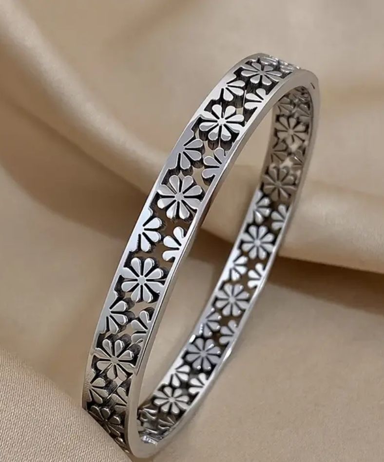 Daisy cutout hinged bangle 