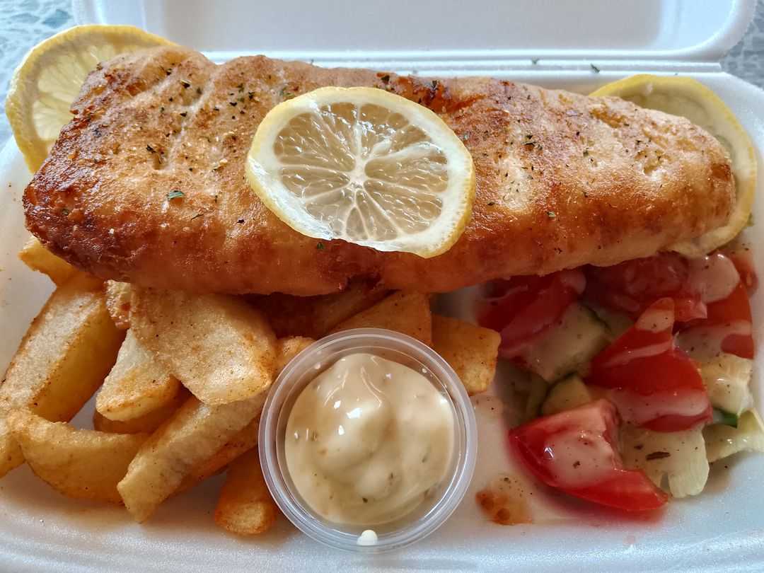 Battered fish fillet 150g and chips served with tartare sauce 