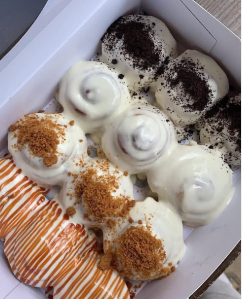 Box of 12 (regular), with toppings