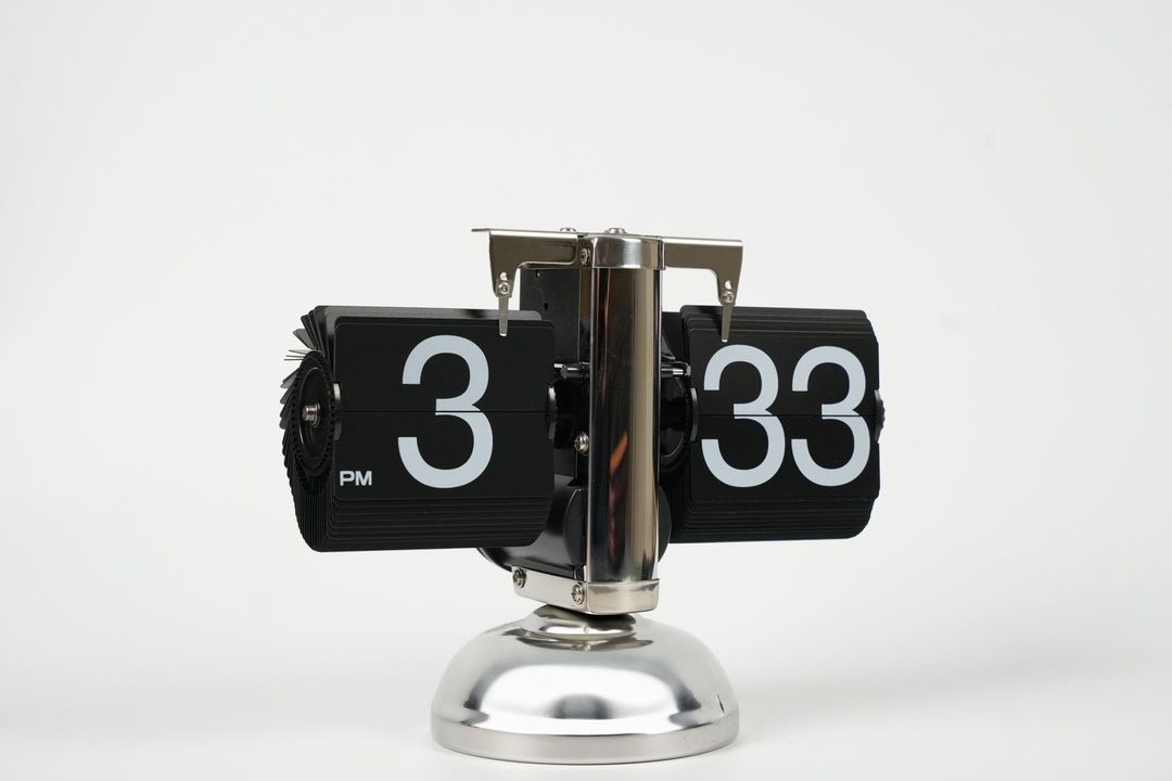 Mechanical flip desk clock