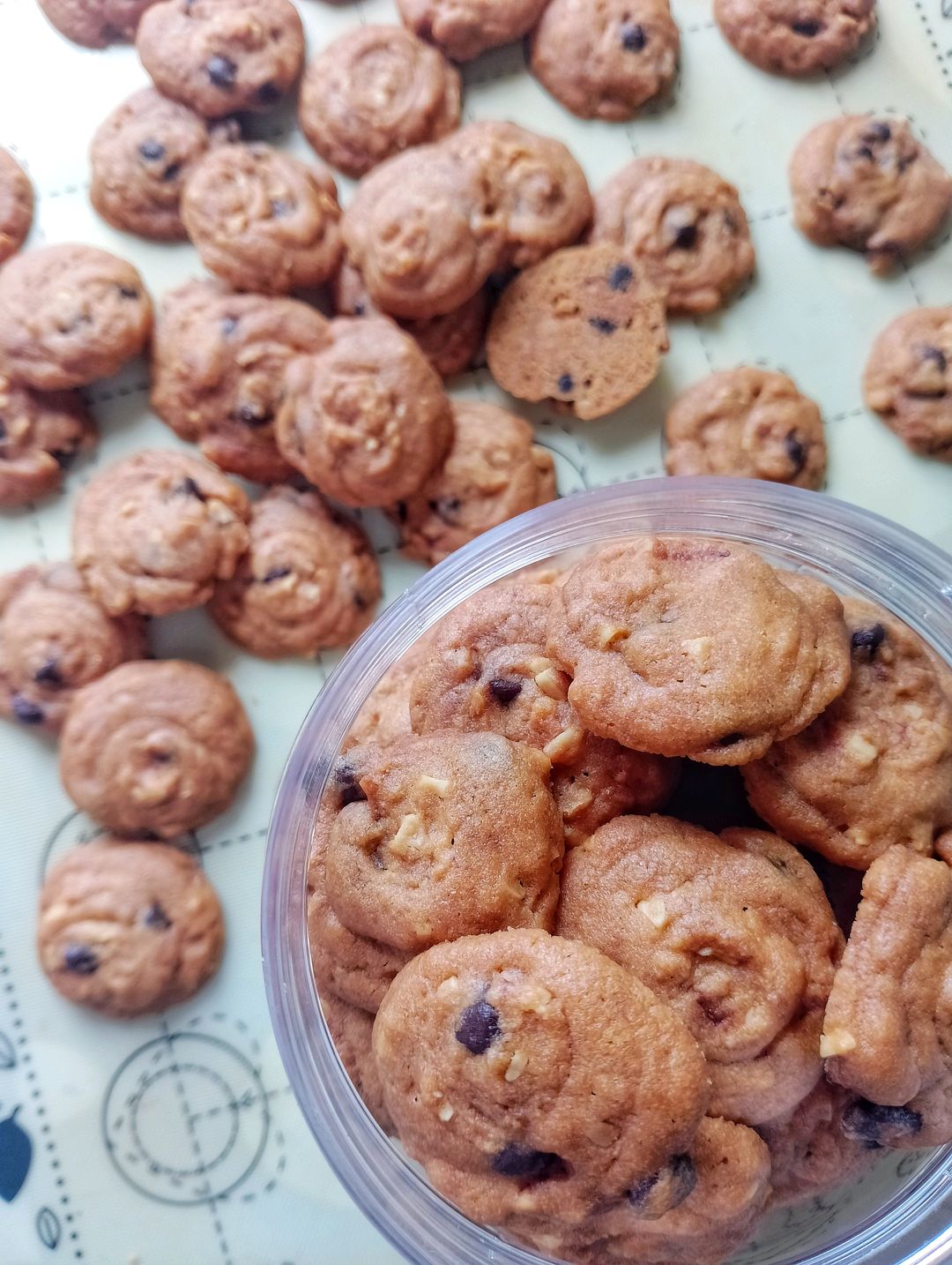 ALMOND CHOC CHIP COOKIES 