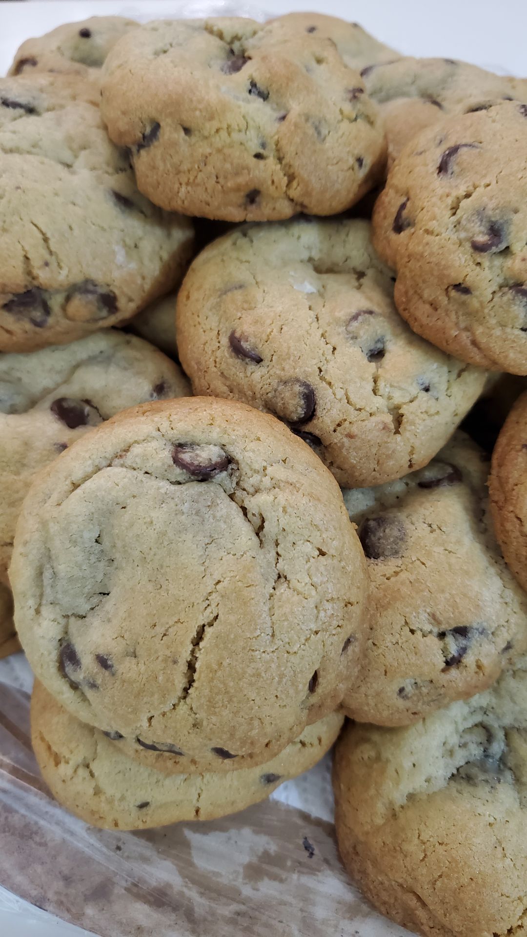 Galletas de chocolate chips rellenas de cheesecake