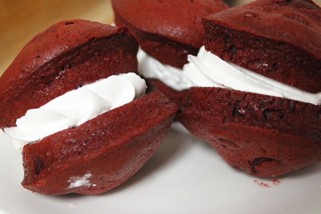 12 Red Velvet Whoopie Pie