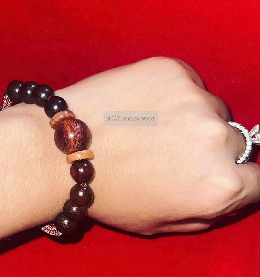 Shwe Sandalwood_အိန္ဒိယနံ့သာနီ (၉) လုံး ပုတီး လက်ပတ်