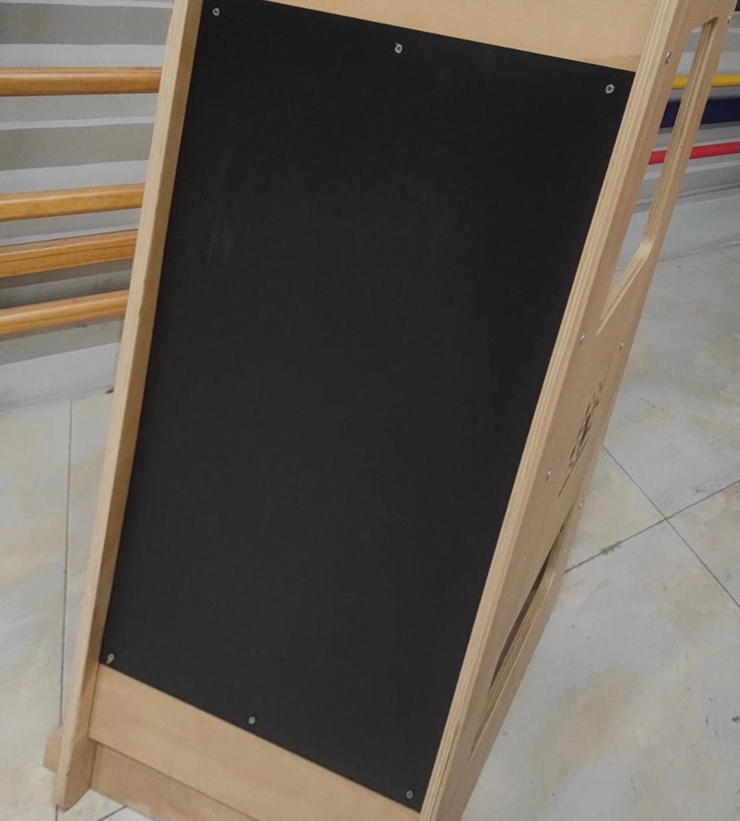 Learning Tower - Adjustable heights and chalkboard 