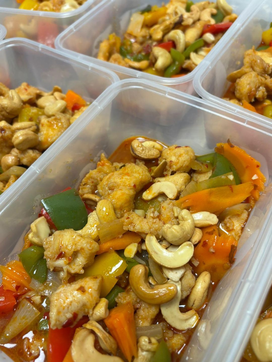 Poulet sauté aux noix de cajou avec riz