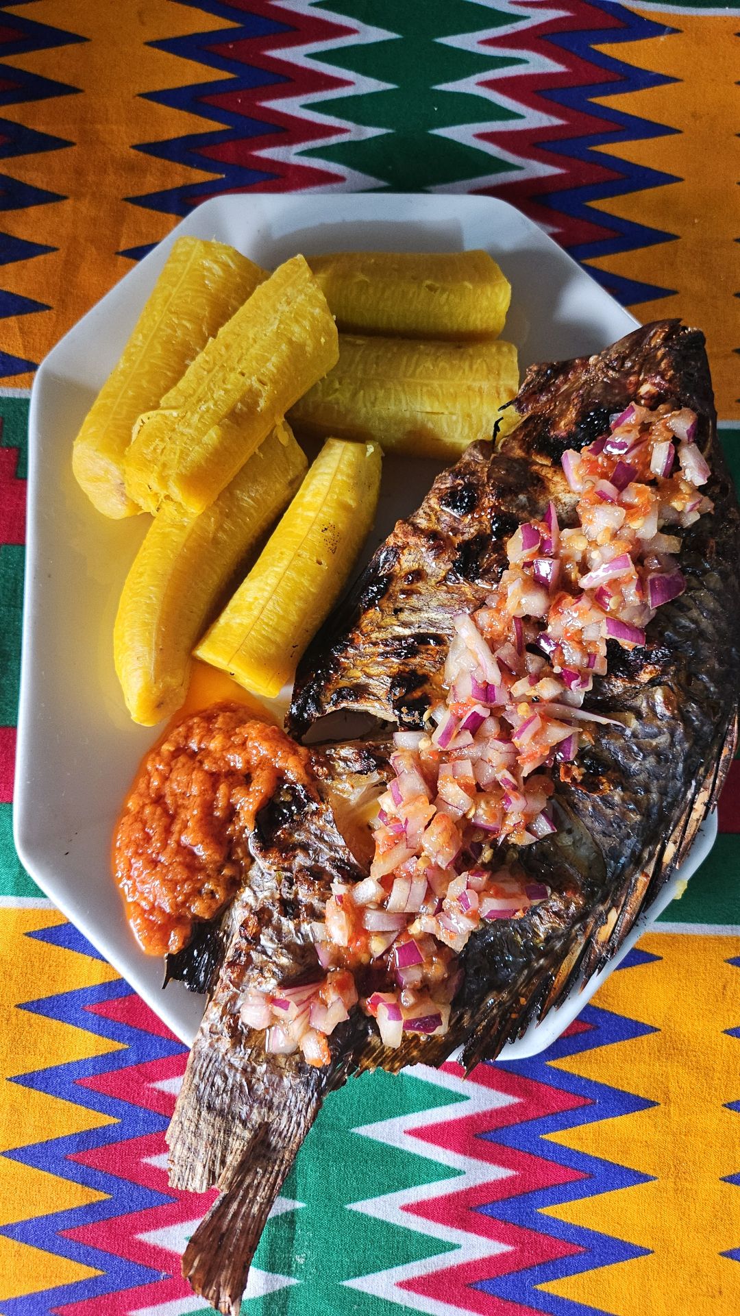 Poisson braisé  + banane plantain  bouilles 