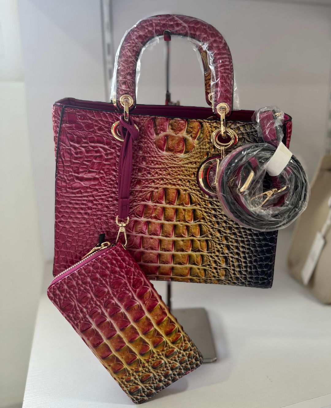 Fashion bag with crocodile print 