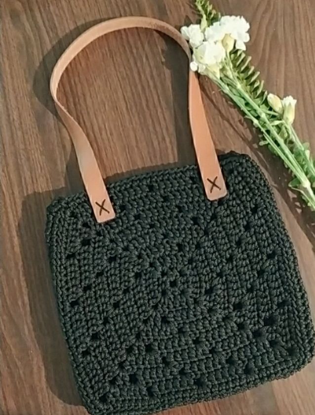 Cartera negra con tiro de cuero