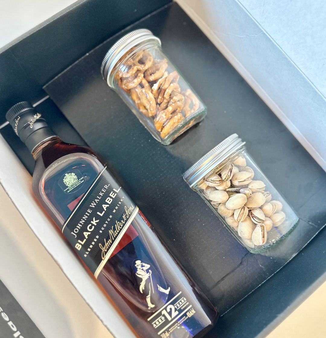 Whiskey Giftbox + (2) Snacks 