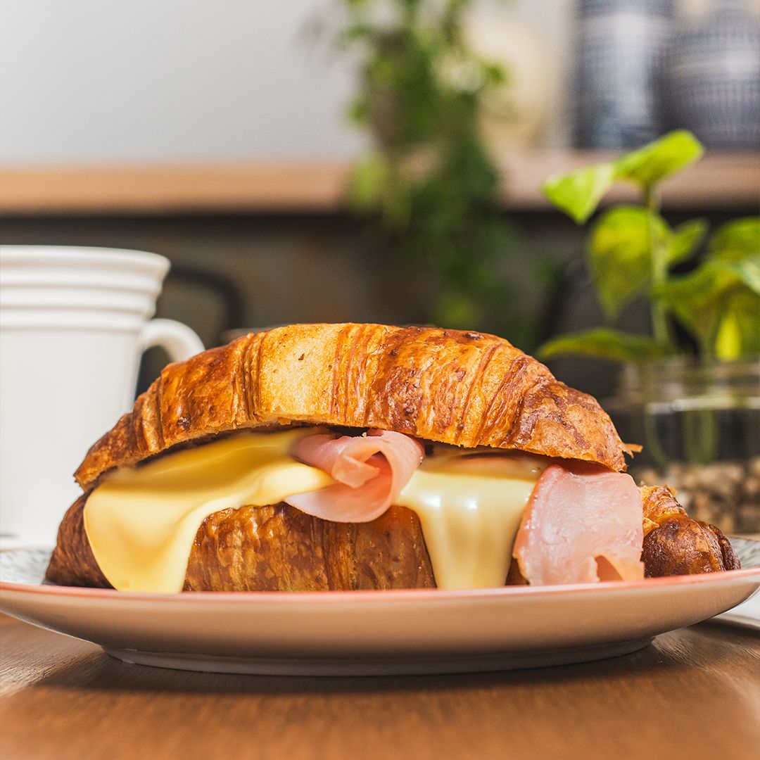 Croissant de jamón y queso