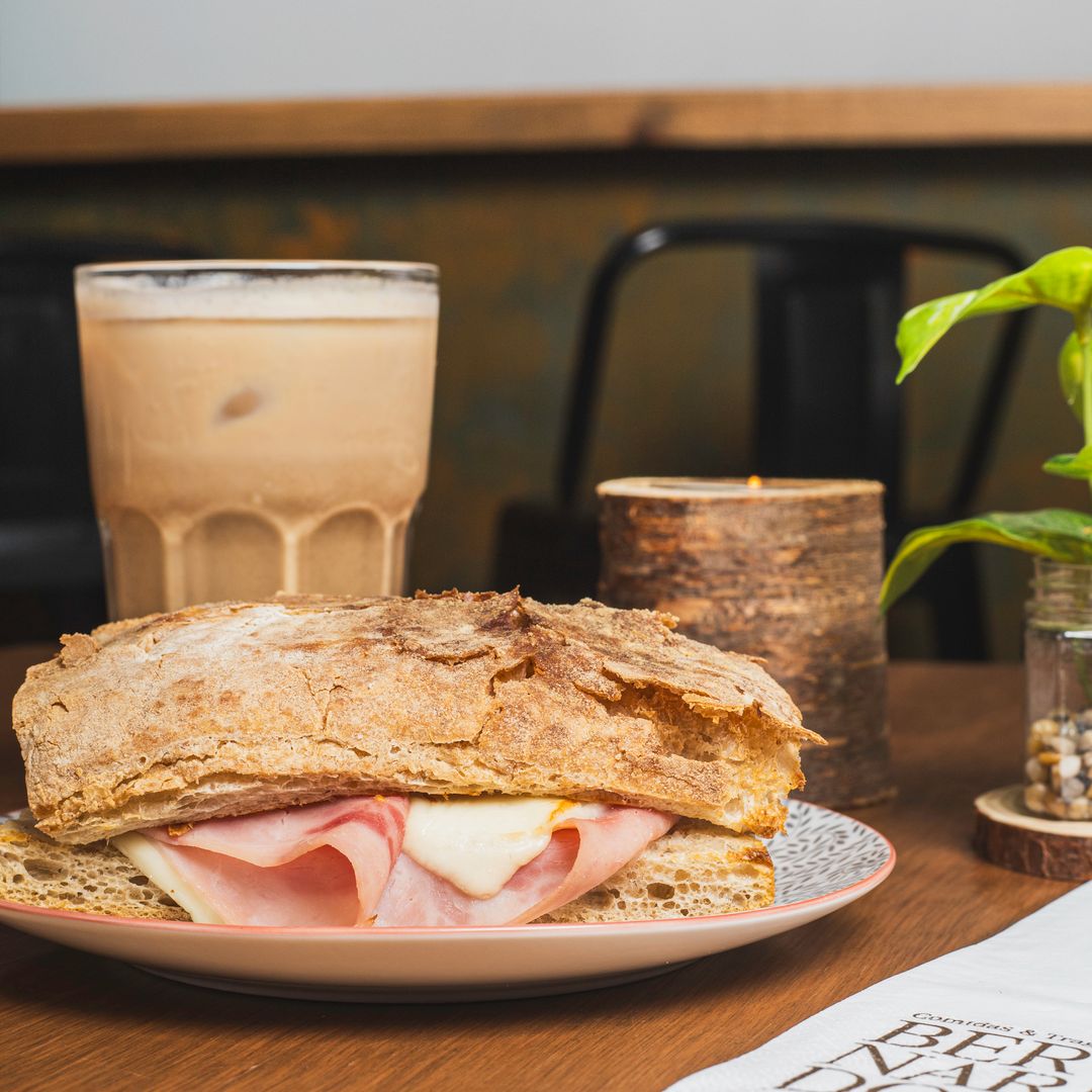 Ciabatta caliente de jamón y queso