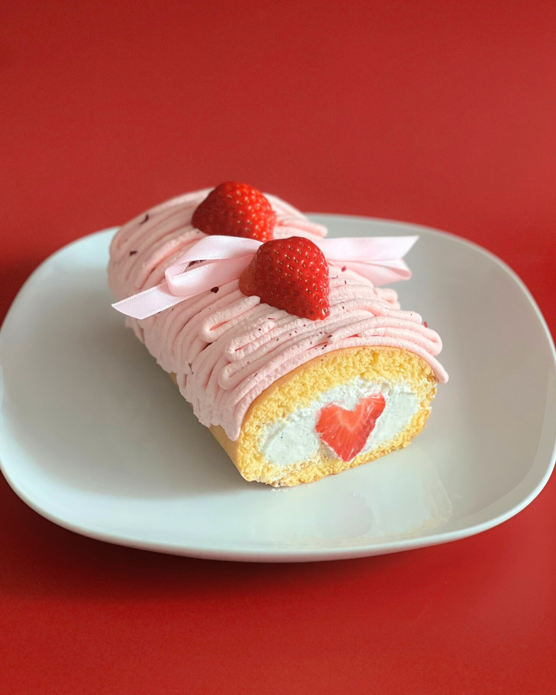 Strawberry and Rose Roll Cake | 士多啤梨玫瑰卷蛋