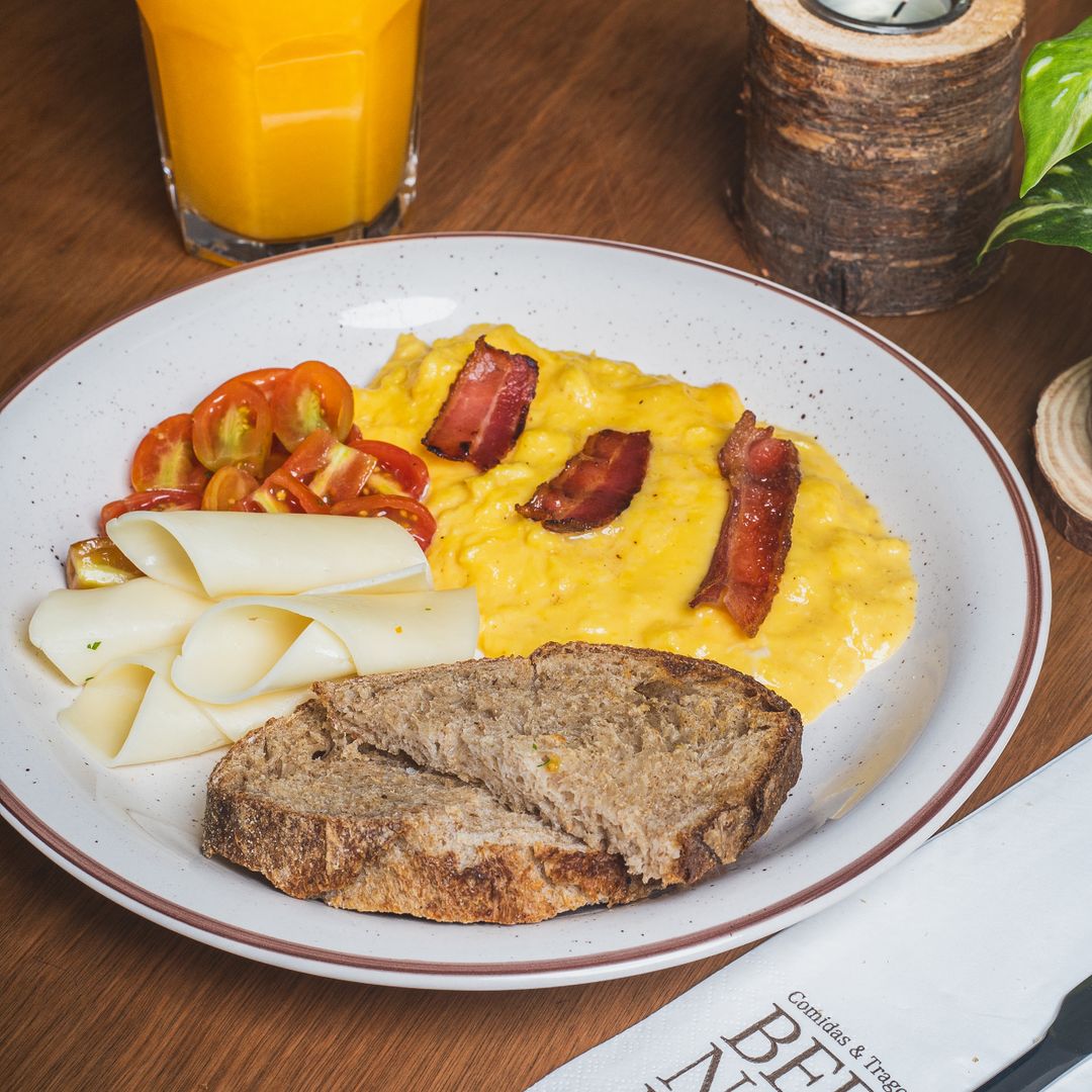 Huevos revueltos con panceta, tomatitos cherry y tostadas