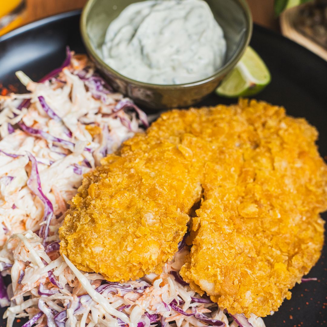 Milanesa de tilapia con ensalada coleslaw