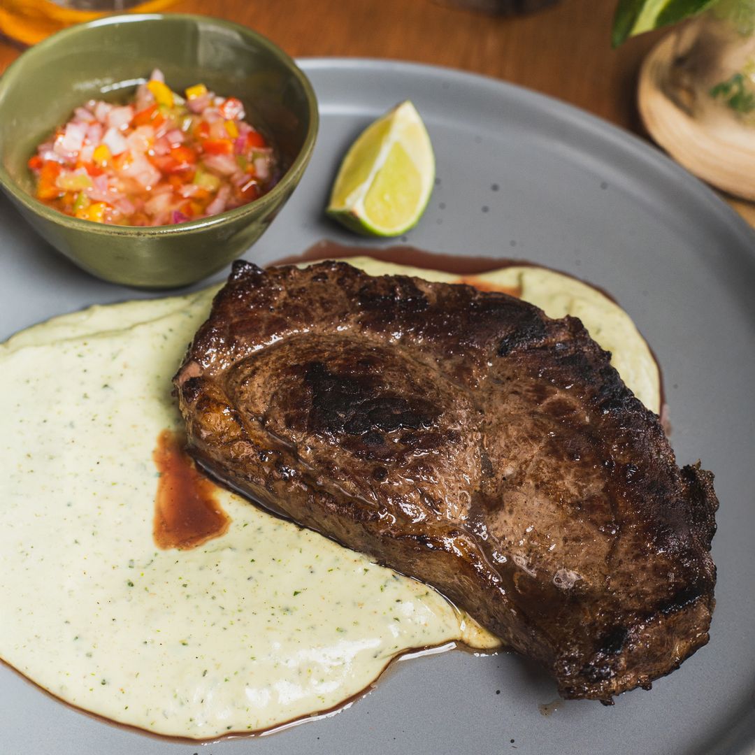 Bife de chorizo con puré de papas a las finas hierbas