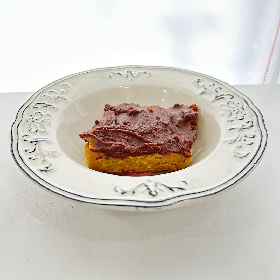 Pastel de plátano y frijoles molidos