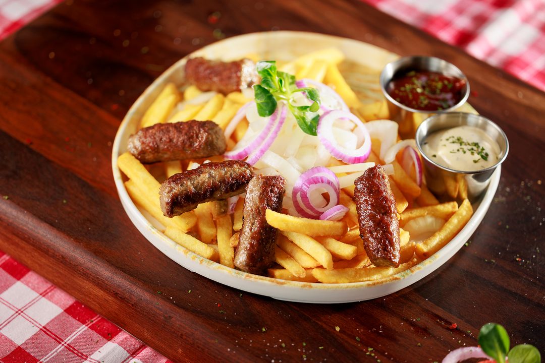 Cevapcici mit Pommes oder Salat