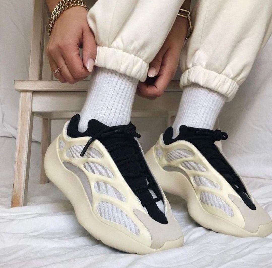 Adidas Yeezy V3 700