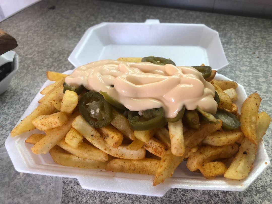 Chilli jalapeños & fries with cheese sauce 