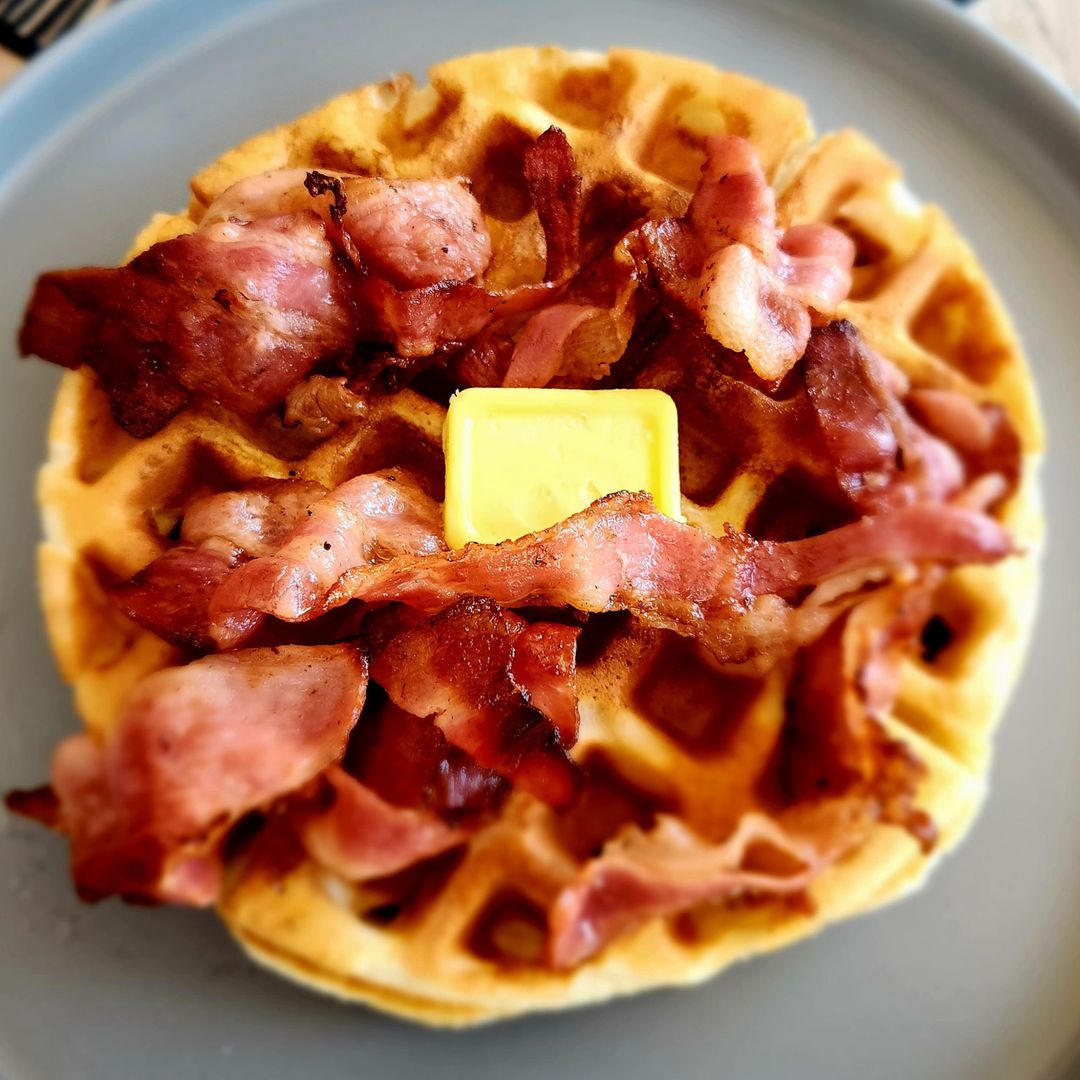 WAFFLE MAPLE Y TOCINO