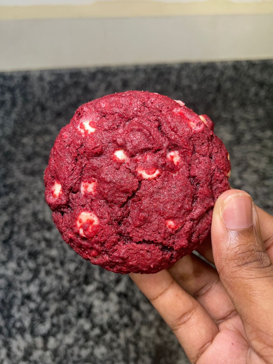 Galletas de red velvet con chocolate blanco