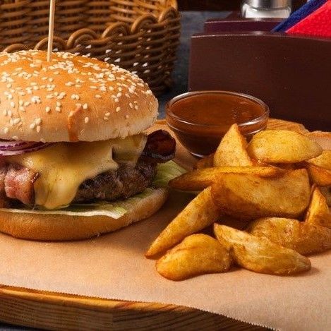 HAMBURGUESA CON PAPAS GAJO