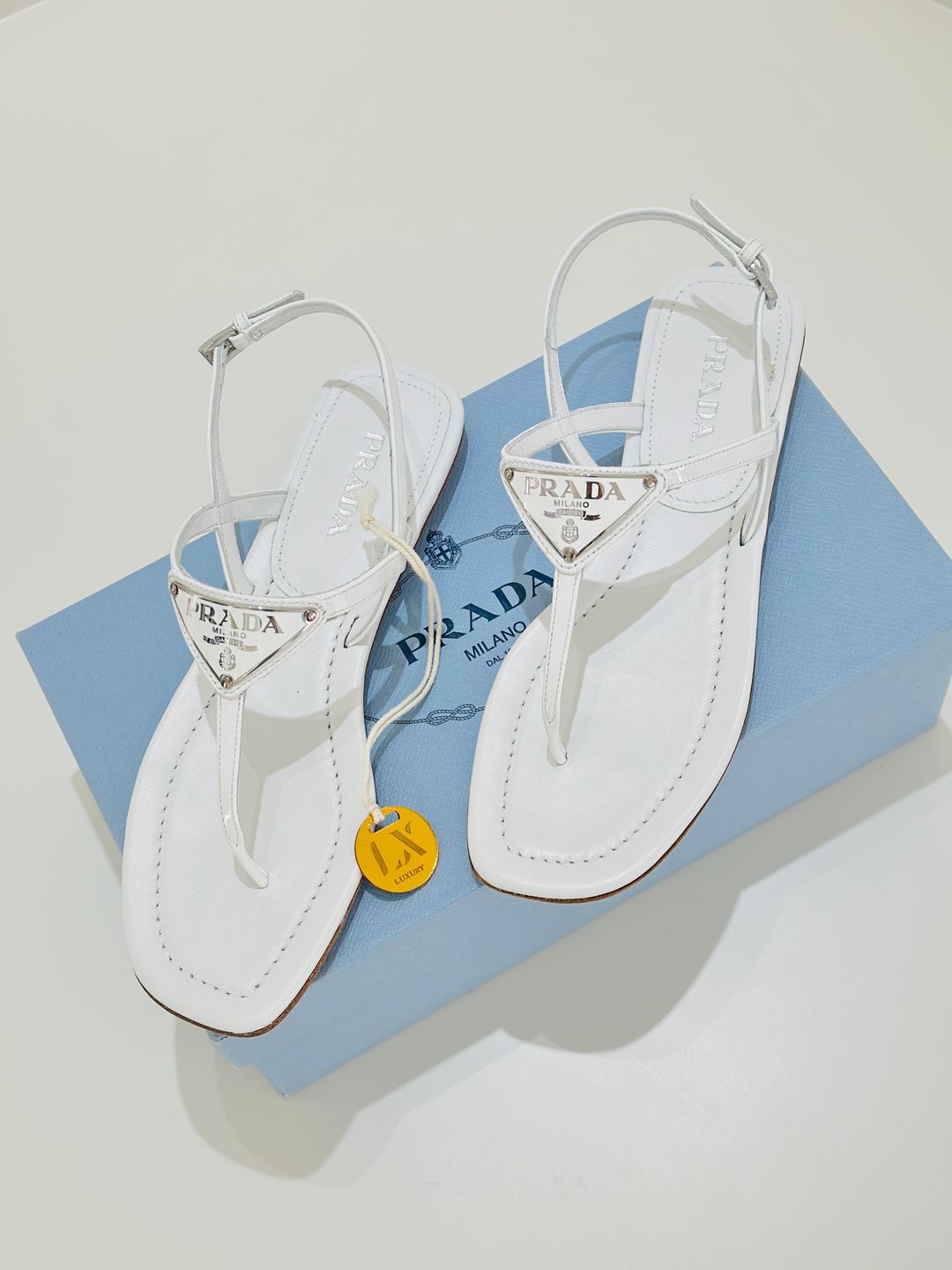 Sandalias Prada brancas 