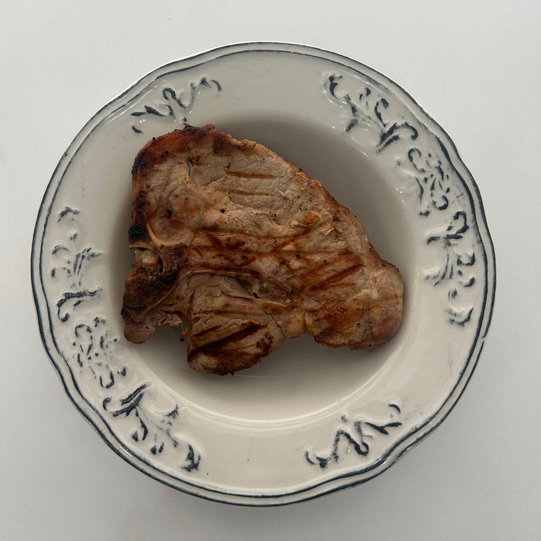 Chuleta de cerdo en salsa roja