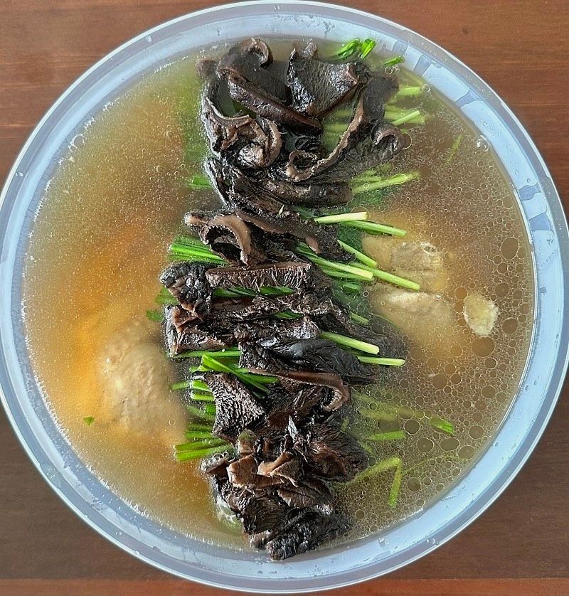 능이버섯 닭백숙 (한마리, 반마리 중 선택)