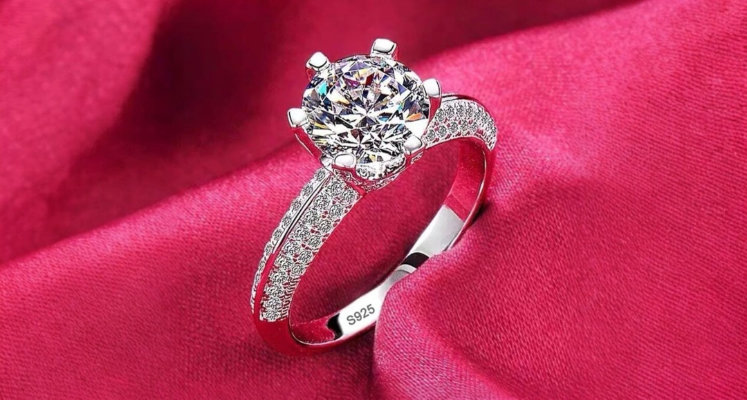 Classique Queen Engagement Ring