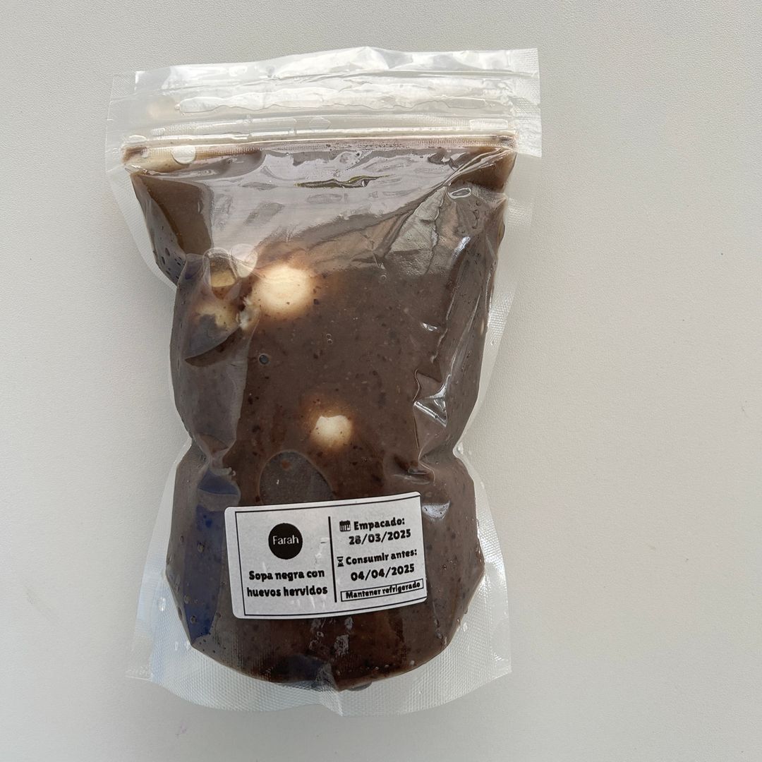 Sopa negra con huevos hervidos