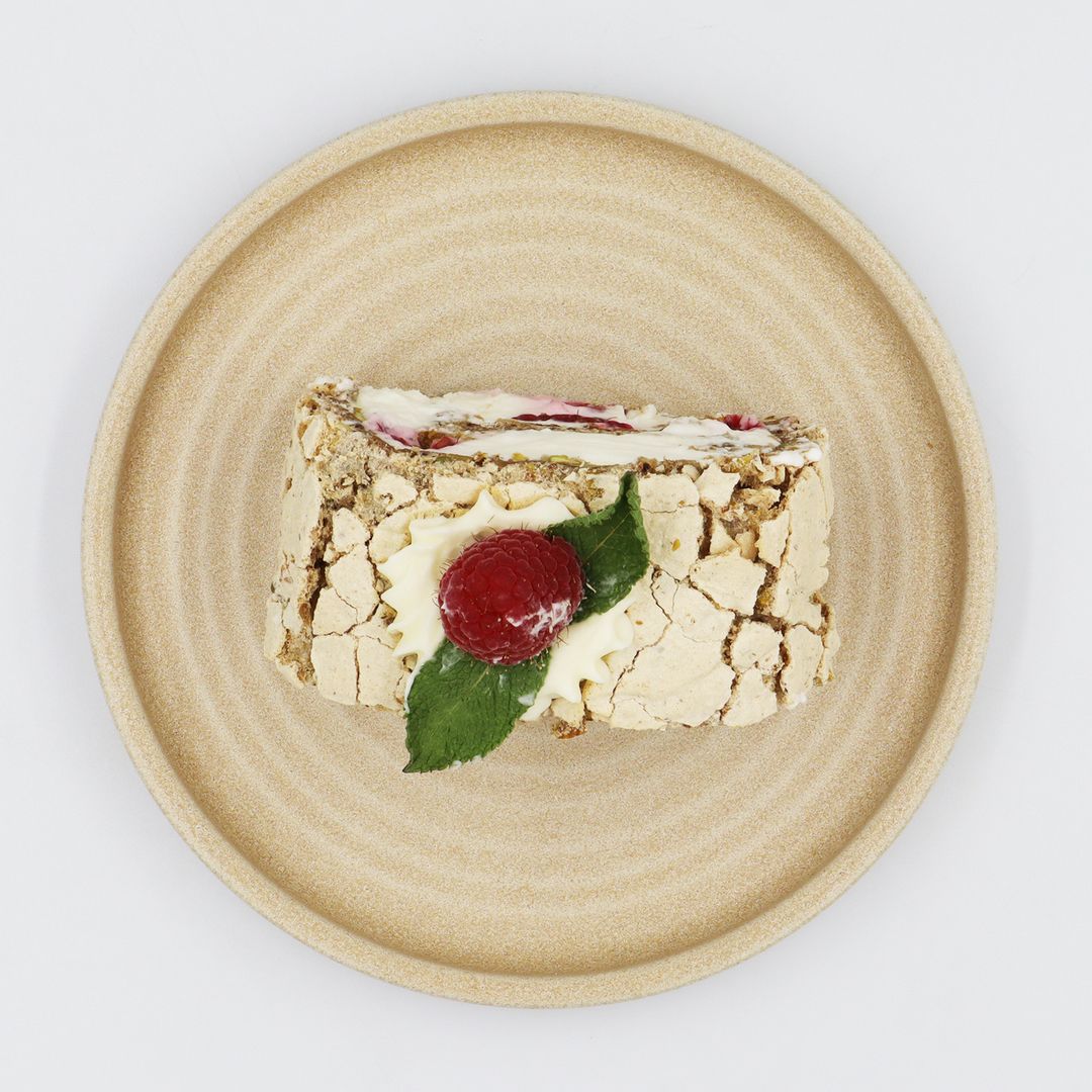 Pistachio Meringue Cake with Raspberries 100g
