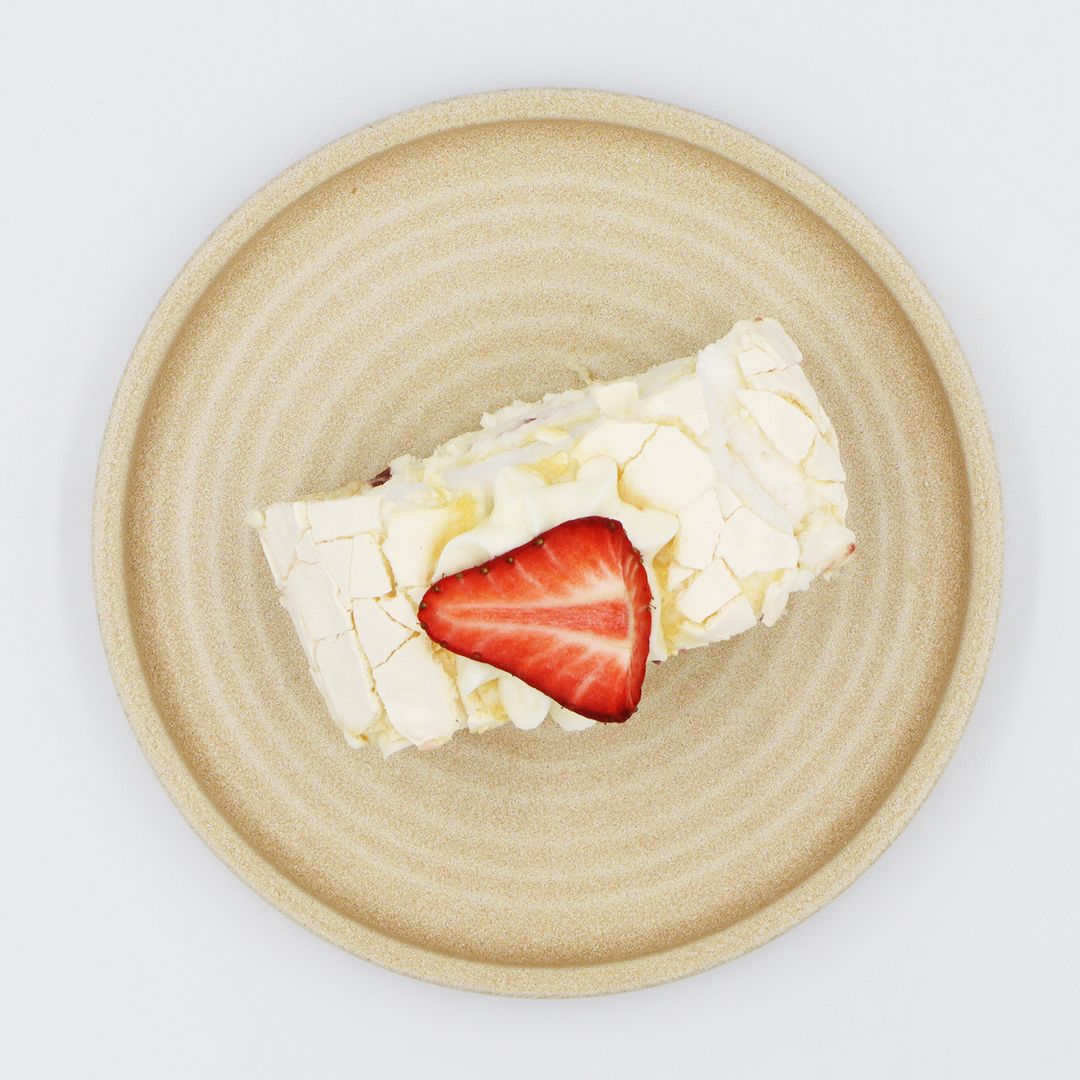 Meringue Cake with Strawberries 100g