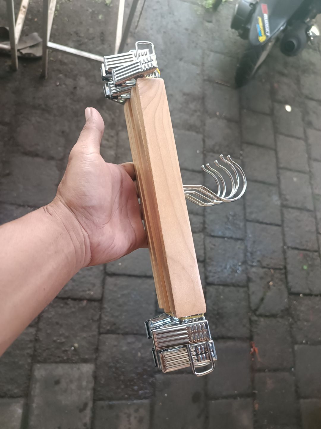 Hanger kayu jepitan