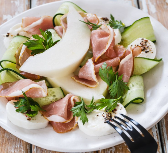 Salade de charcuterie et concombres