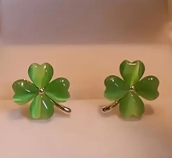 Green lucky flower earrings 