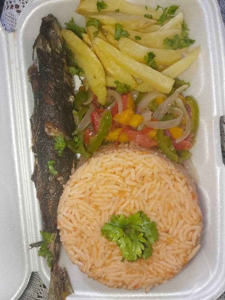 Riz au gras+ poisson et frite Chez Afro