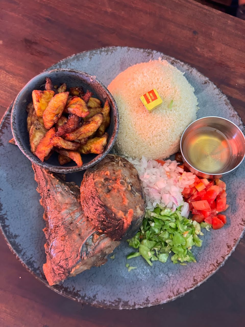 Garba + Aloco+ 2 poissons thon chez Flora FOOD