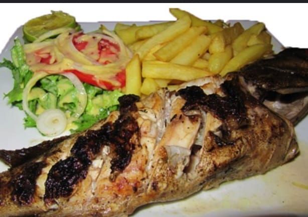 Frites+ poisson Chez Afro